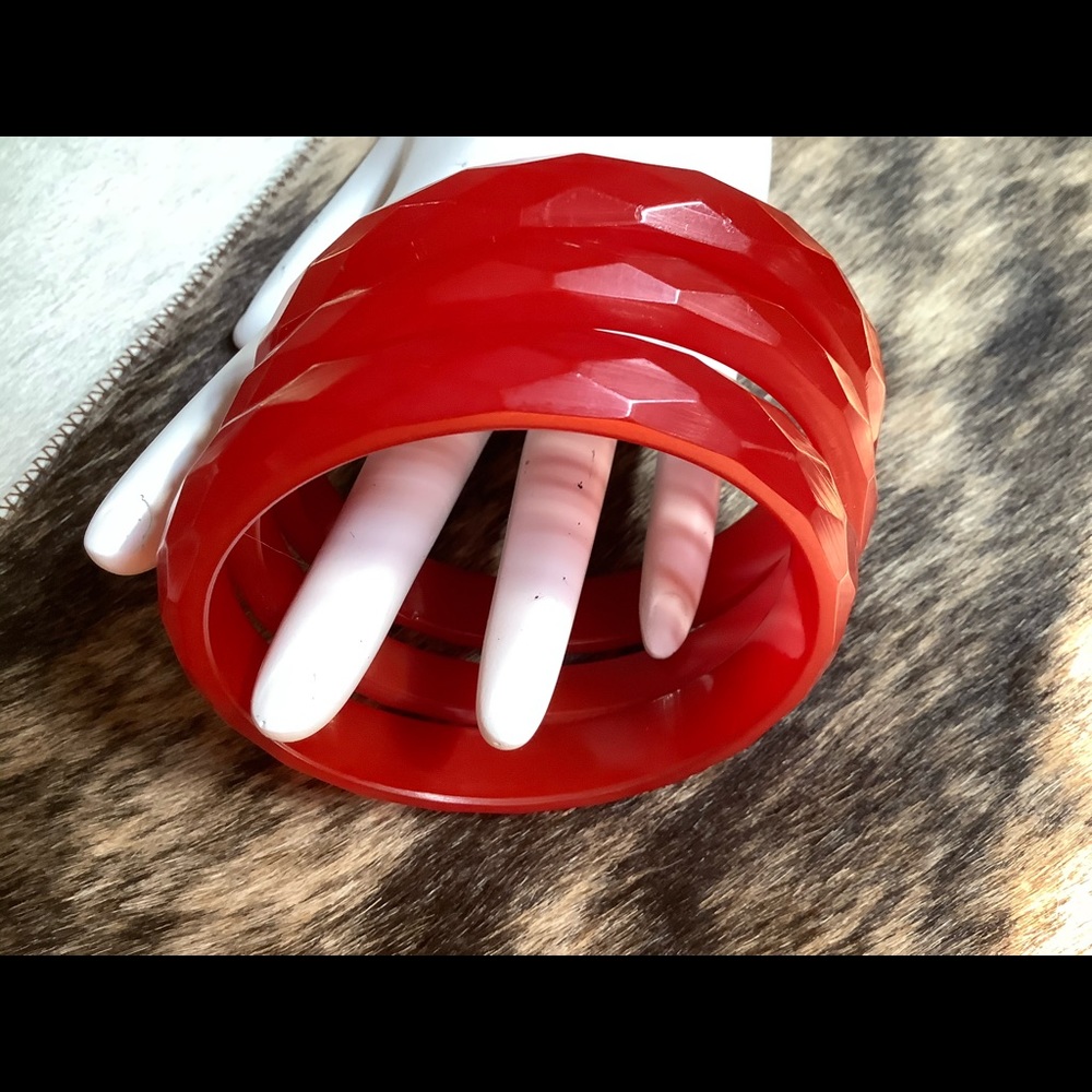 Set of 3 Vintage Carved Bakelite Bangle Bracelets - Picture 2 of 5